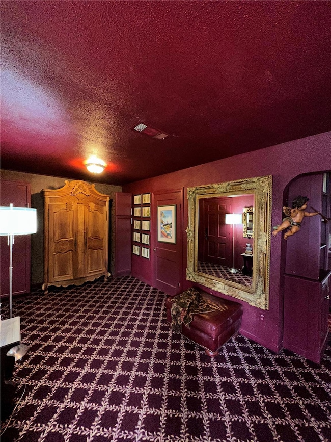 Living room with entrance from the outside and kit