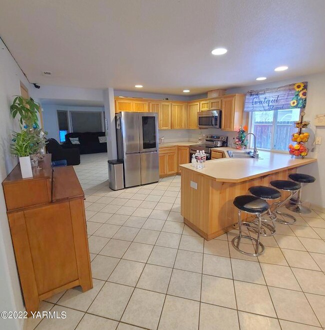 113 S Chinook St, Moxee, WA 98936 - photo 2