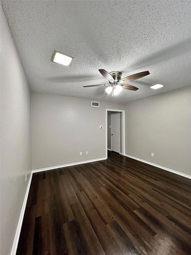 210 Christina Place, Grand Prairie, TX 75051 - photo 6