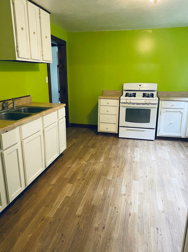 1326 W 14th St, Anderson, IN 46016 - photo 2