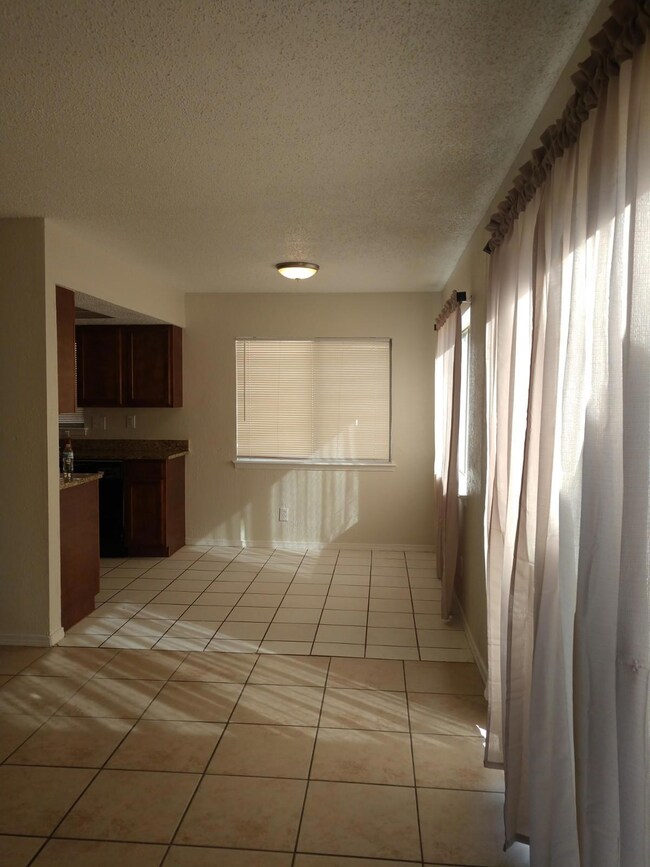 10512 Ashwood Dr unit B, El Paso, TX 79935 - photo 6