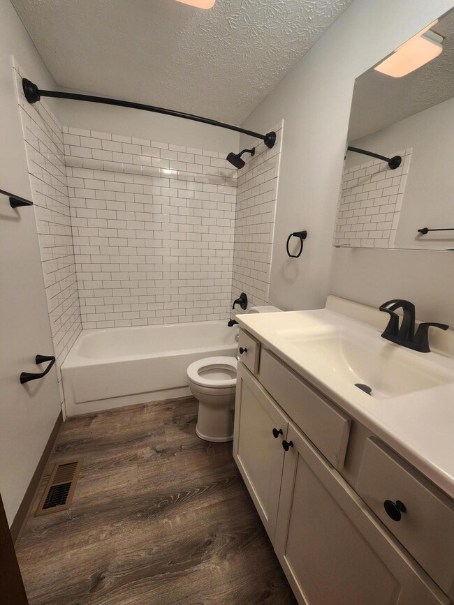 5319 Shiloh - full bath new