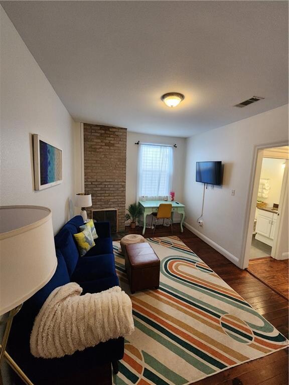 4631 A (B&B Side)
        Living Room