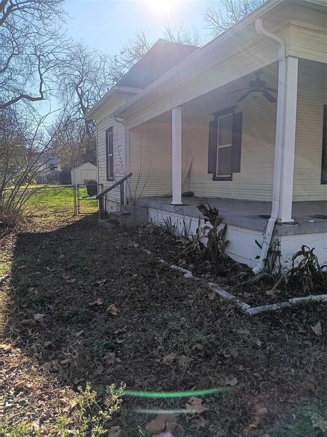 906 W Nelson St, Denison, TX 75020 - photo 6