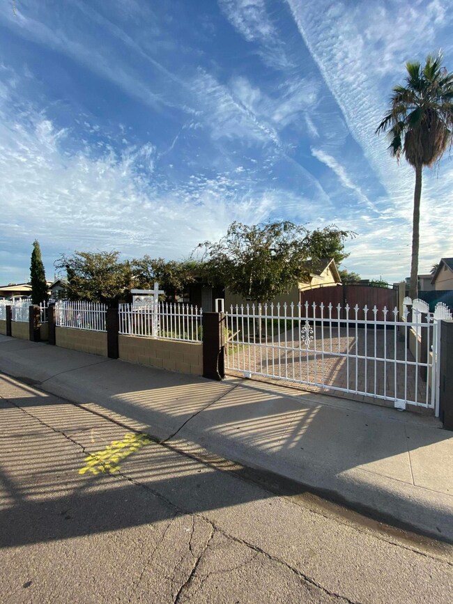 3329 N 80th Ln, Phoenix, AZ 85033 - photo 2