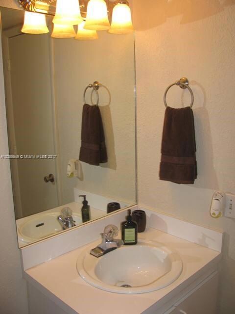 unlisted-address, Miami, FL 33172 - photo 7