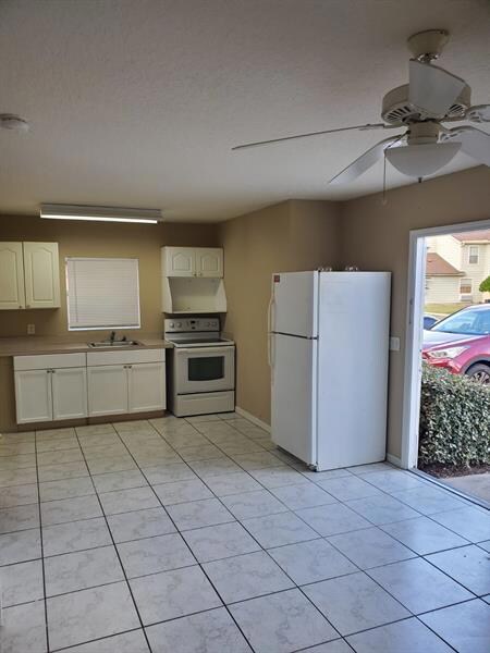 924 Caribbean Dr unit B, Davenport, FL 33897 - photo 2