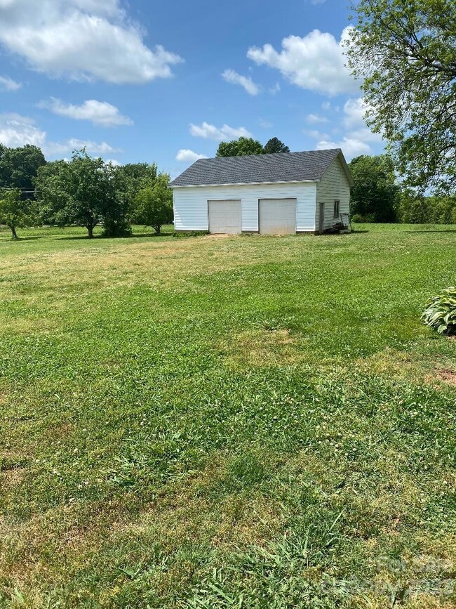 127 Reeves Rd, Statesville, NC 28625 - photo 3