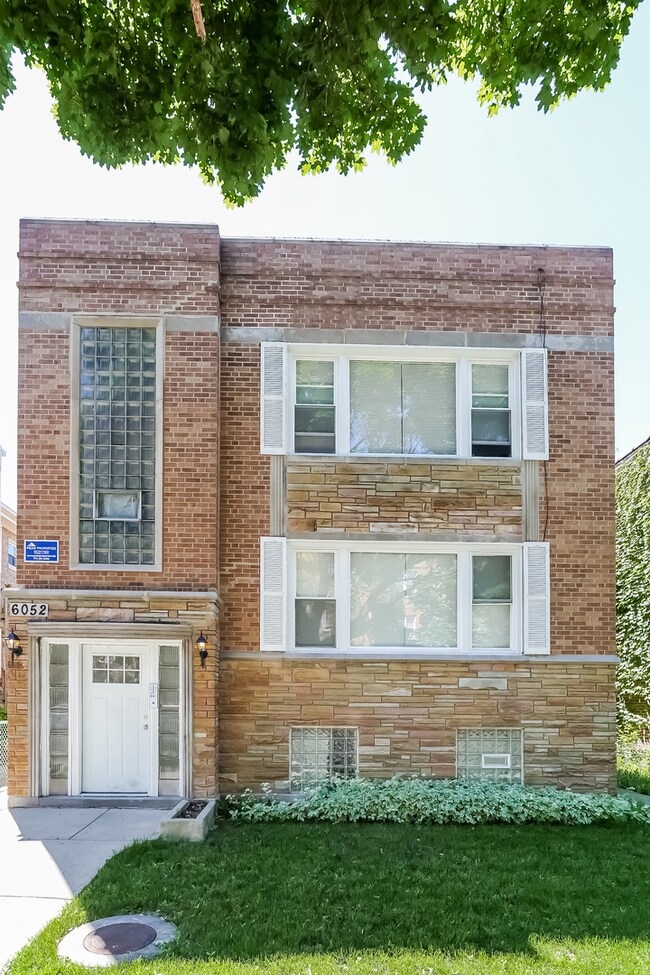 6052 N Mozart St, Chicago, IL 60659 - photo 2