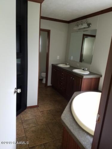 Oak Crest Bathroom