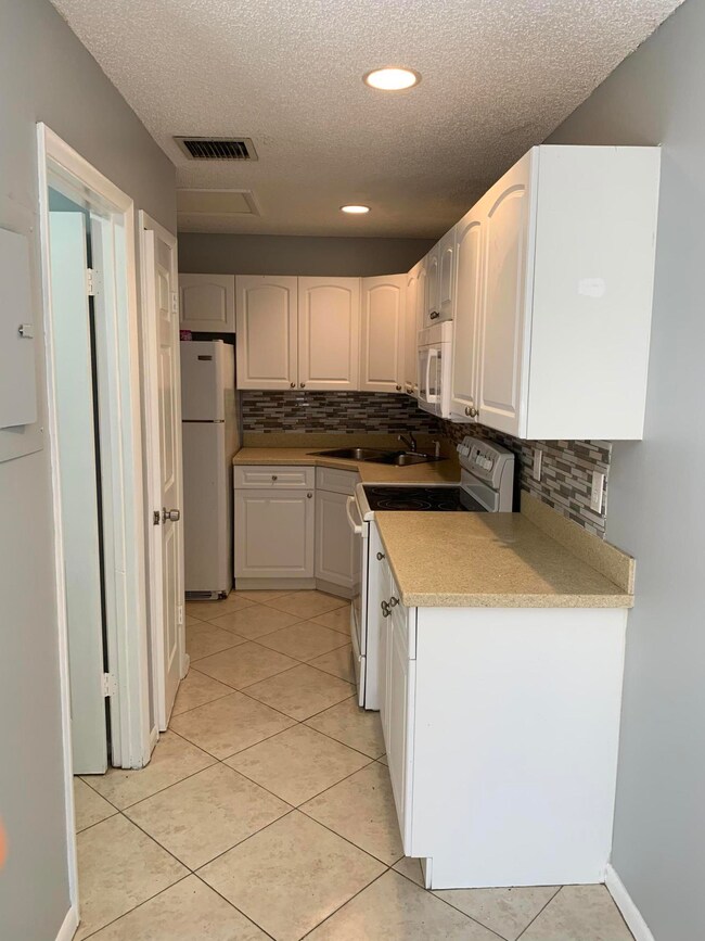 2007 Oleander Blvd unit B, Fort Pierce, FL 34950 - photo 6