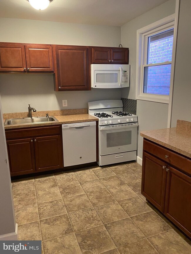 22 Bloomsbury Ave unit B, Baltimore, MD 21228 - photo 4