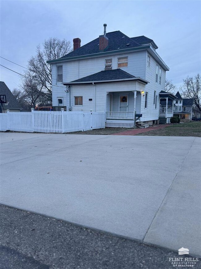 406 W 8th St, Concordia, KS 66901 - photo 3