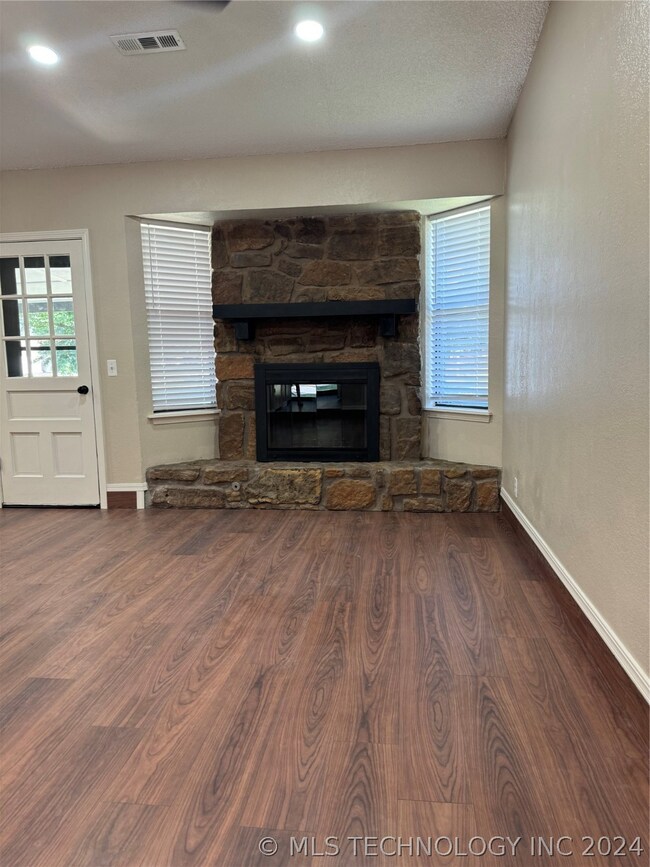 543 E 140th St, Glenpool, OK 74033 - photo 4