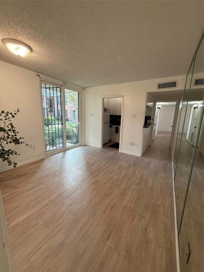 3400 Timmons Ln unit 15, Houston, TX 77027 - photo 4