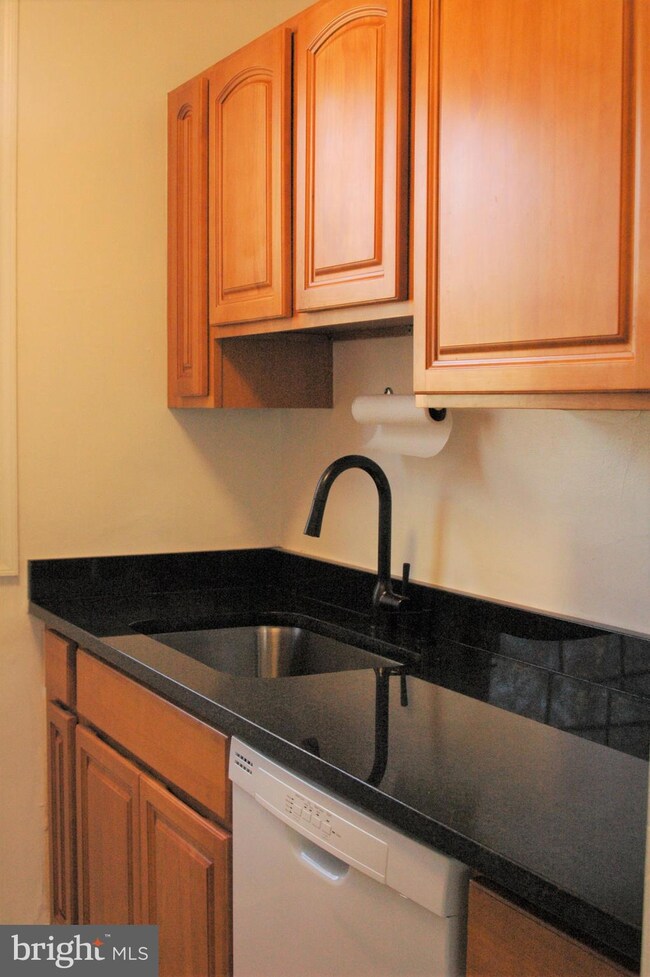 203 N Trenton St unit 1, Arlington, VA 22203 - photo 2