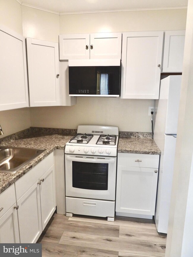 Lorcom House unit 65, Arlington, VA 22207 - photo 2