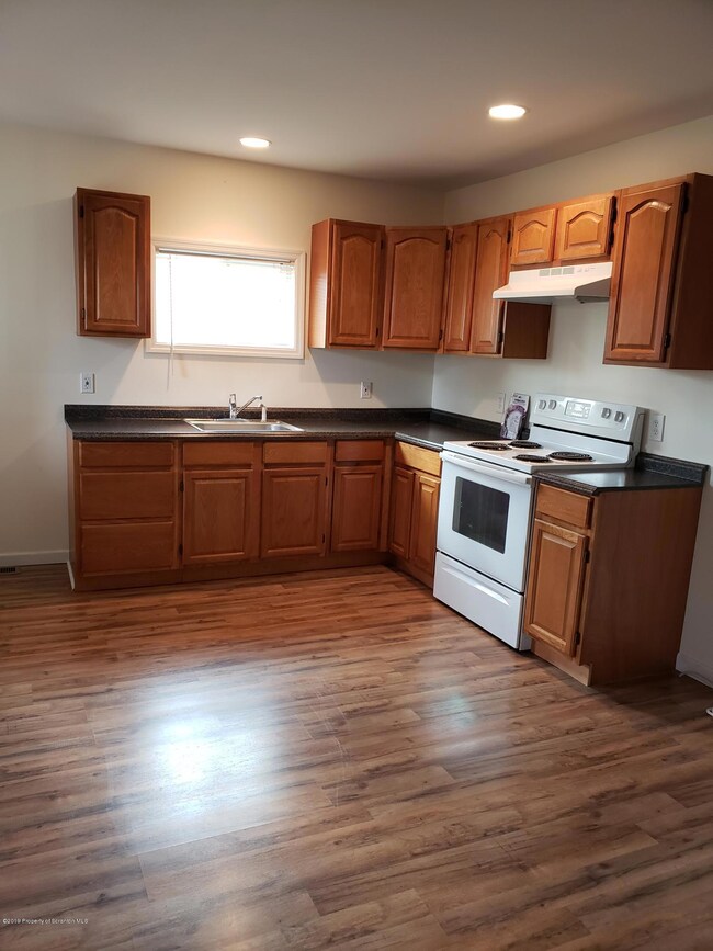 702 Dunmore St, Throop, PA 18512 - photo 5