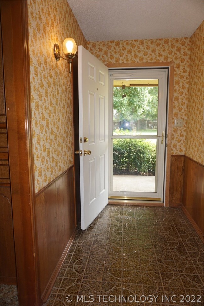 408 Hickory Dr, Henryetta, OK 74437 - photo 3