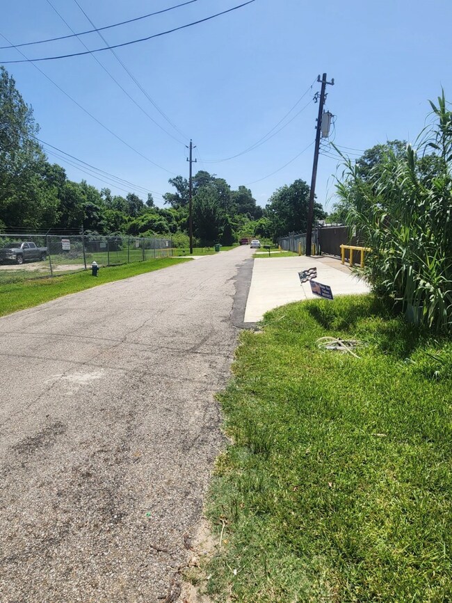 4823 Golden Forest Dr, Houston, TX 77091 - photo 4