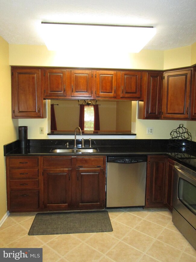 20536 Lowfield Dr, Germantown, MD 20874 - photo 5