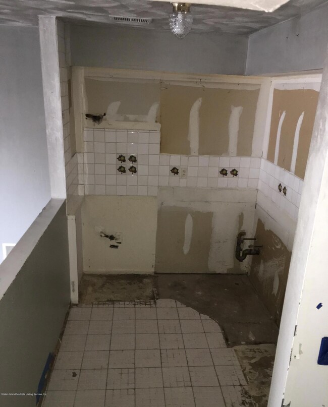 22 Susan Ct, Staten Island, NY 10304 - photo 5