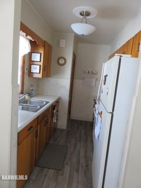 816 W Chestnut St, Freeport, IL 61032 - photo 5