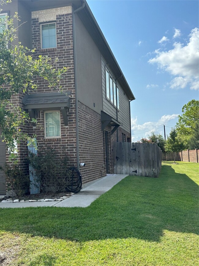 3801 Lancer Cir, Pearland, TX 77581 - photo 4