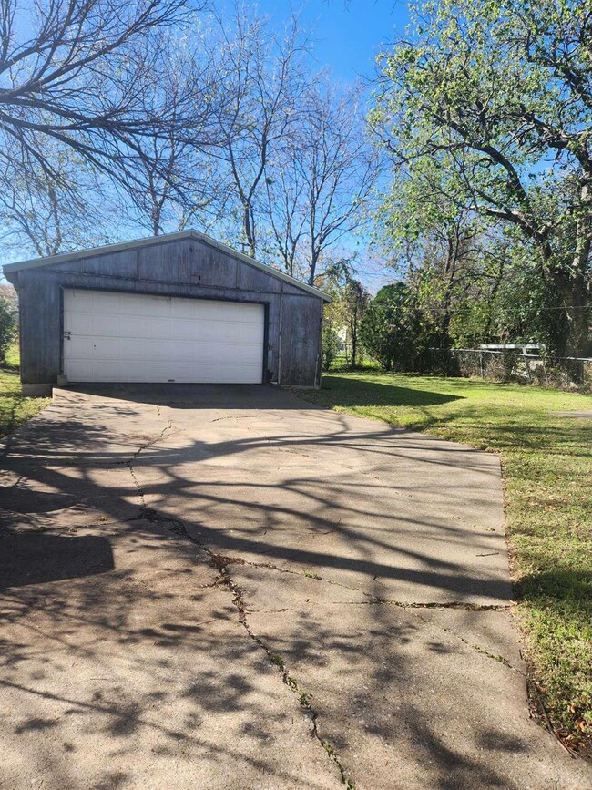909 S Dallas St, Ennis, TX 75119 - photo 5