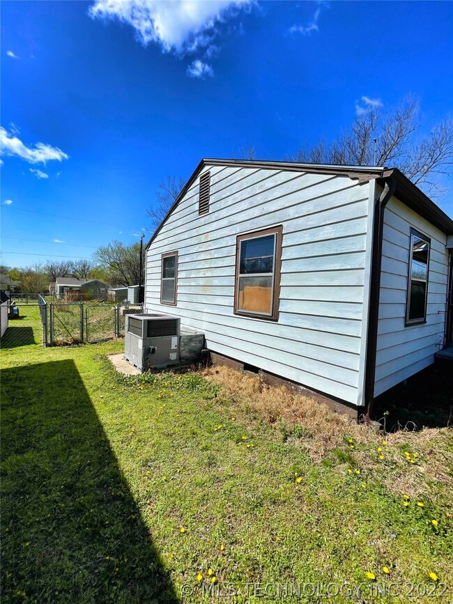 307 W Corporation St, Henryetta, OK 74437 - photo 4