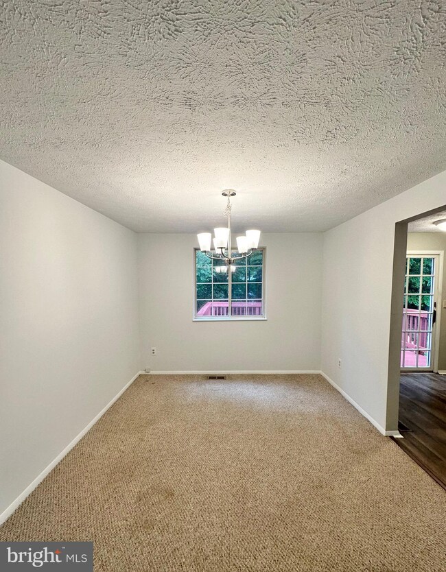 8490 Falling Leaf Rd, Springfield, VA 22153 - photo 5