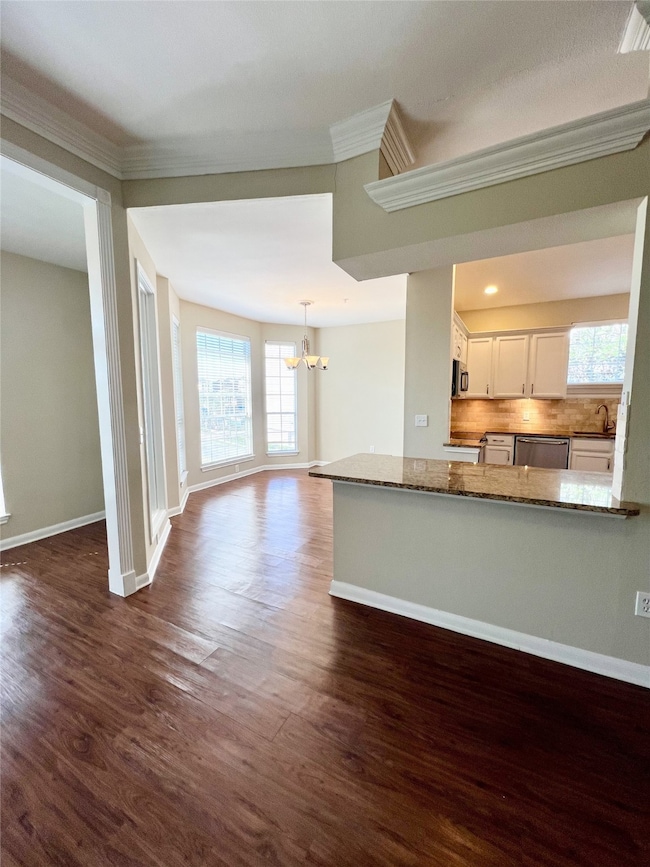 Spacious dinning room area.