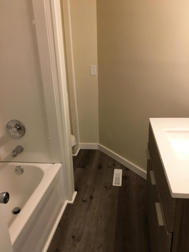 1415 Hickory Bathroom