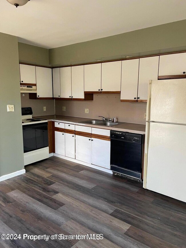 201 Railroad St, Old Forge, PA 18518 - photo 2