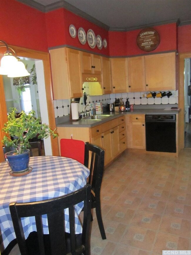 Spacious eat-in kitchen
