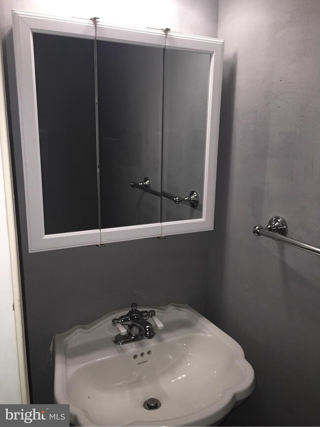 1616 Willowwood Ct, Hyattsville, MD 20785 - photo 3