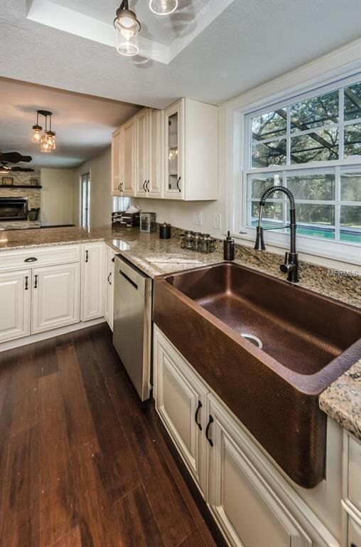 HAMMERED COOPER FARM SINK WITH A VIEW