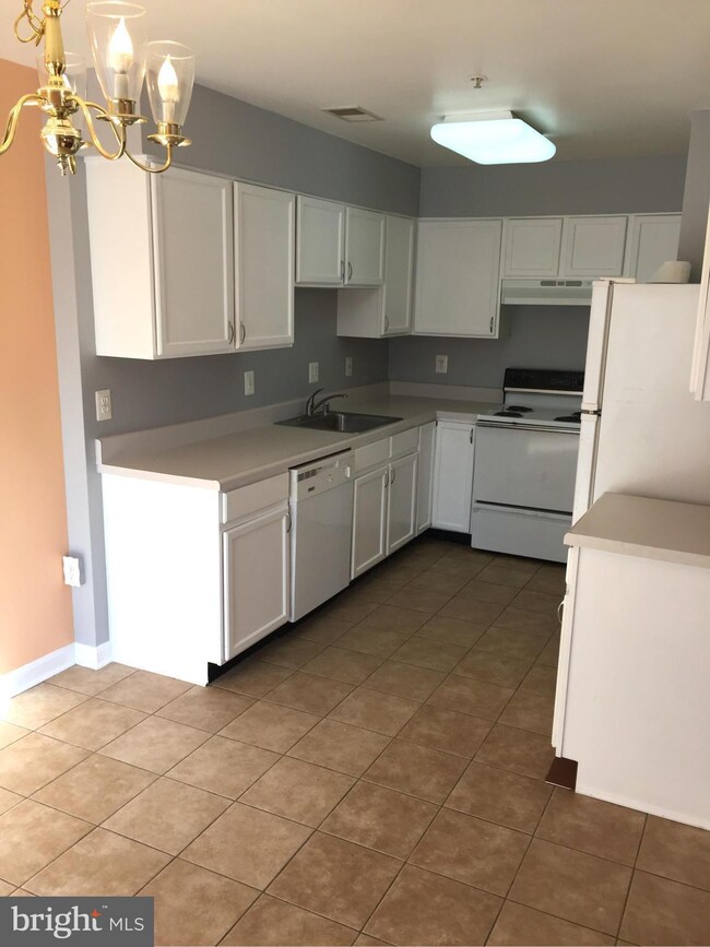 137 Heathfield Dr, Frederick, MD 21702 - photo 2