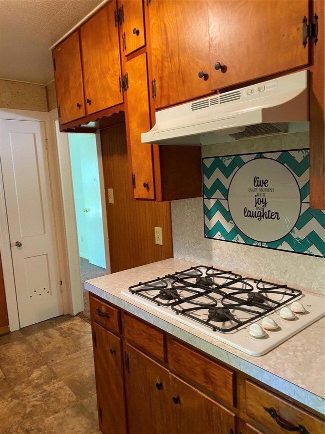 1806 N Culberson St, Gainesville, TX 76240 - photo 3