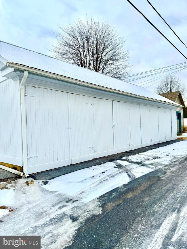 233 E Maple St, Palmyra, PA 17078 - photo 4