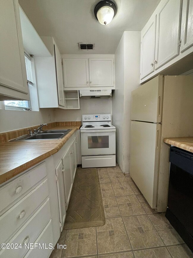 4633 Sunderland Rd, Jacksonville, FL 32210 - photo 6