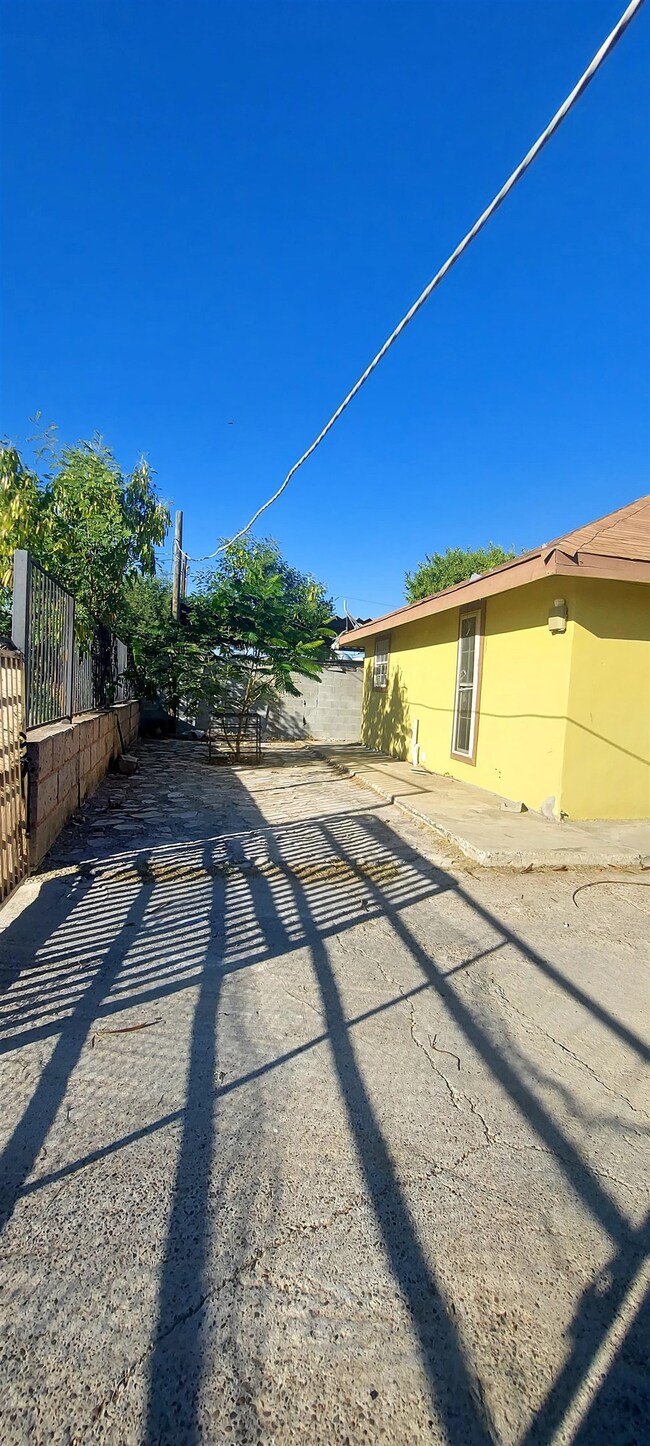 207 Arco Iris Rd unit 3, Laredo, TX 78043 - photo 2