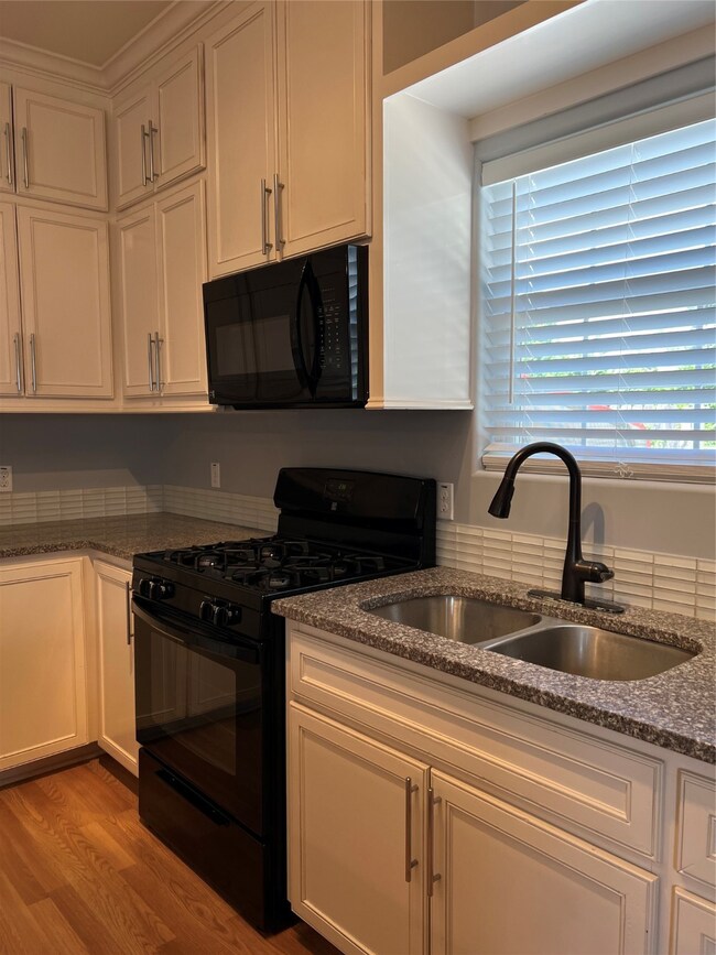 1147 Norham St, Houston, TX 77022 - photo 3