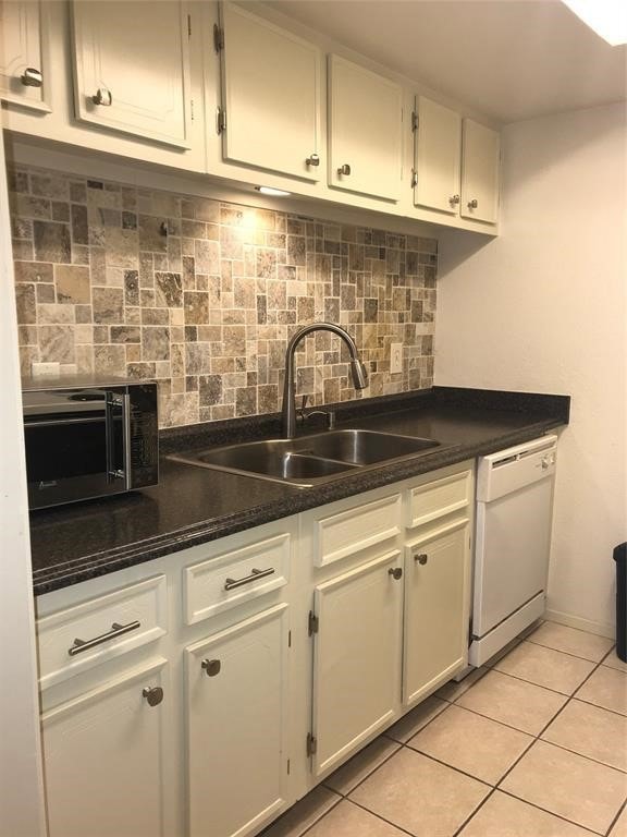Large stainless steel sink with sprayer faucet. Mi