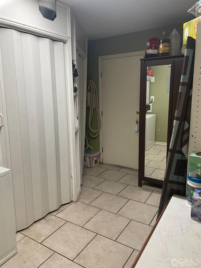 Washer/dryer, utility/storage room