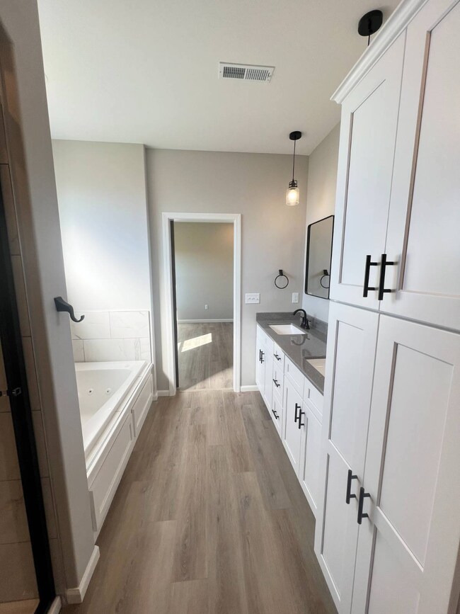 9868 Weeping Willow Dr, Manhattan, KS 66502 - photo 5