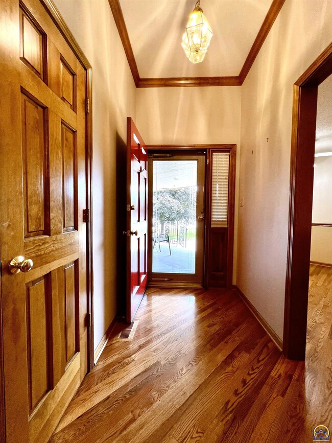 3347 SW Mcclure Ct, Topeka, KS 66614 - photo 3