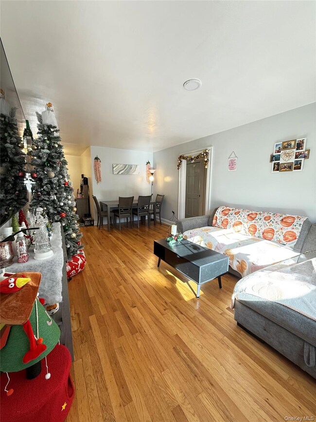 22411 Kingsbury Ave unit A, Oakland Gardens, NY 11364 - photo 4