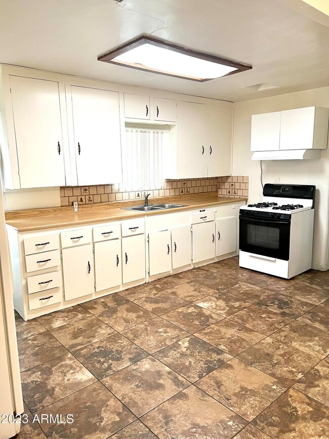 2045 N 21st Place, Phoenix, AZ 85006 - photo 6