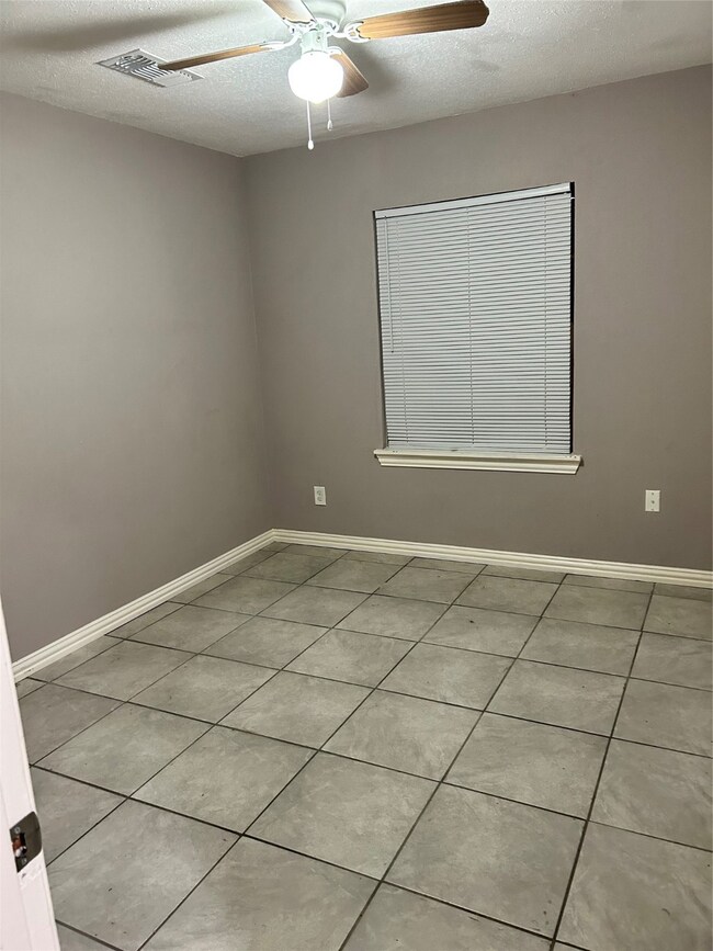 5918 Annunciation St, Houston, TX 77016 - photo 4